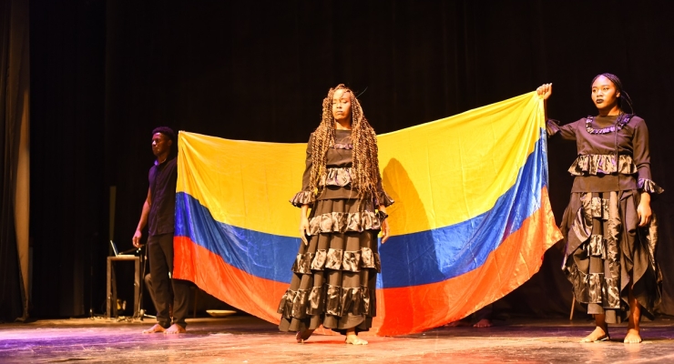 Emotiva Sankofa Danzafro en el Teatro Nacional de Kenia