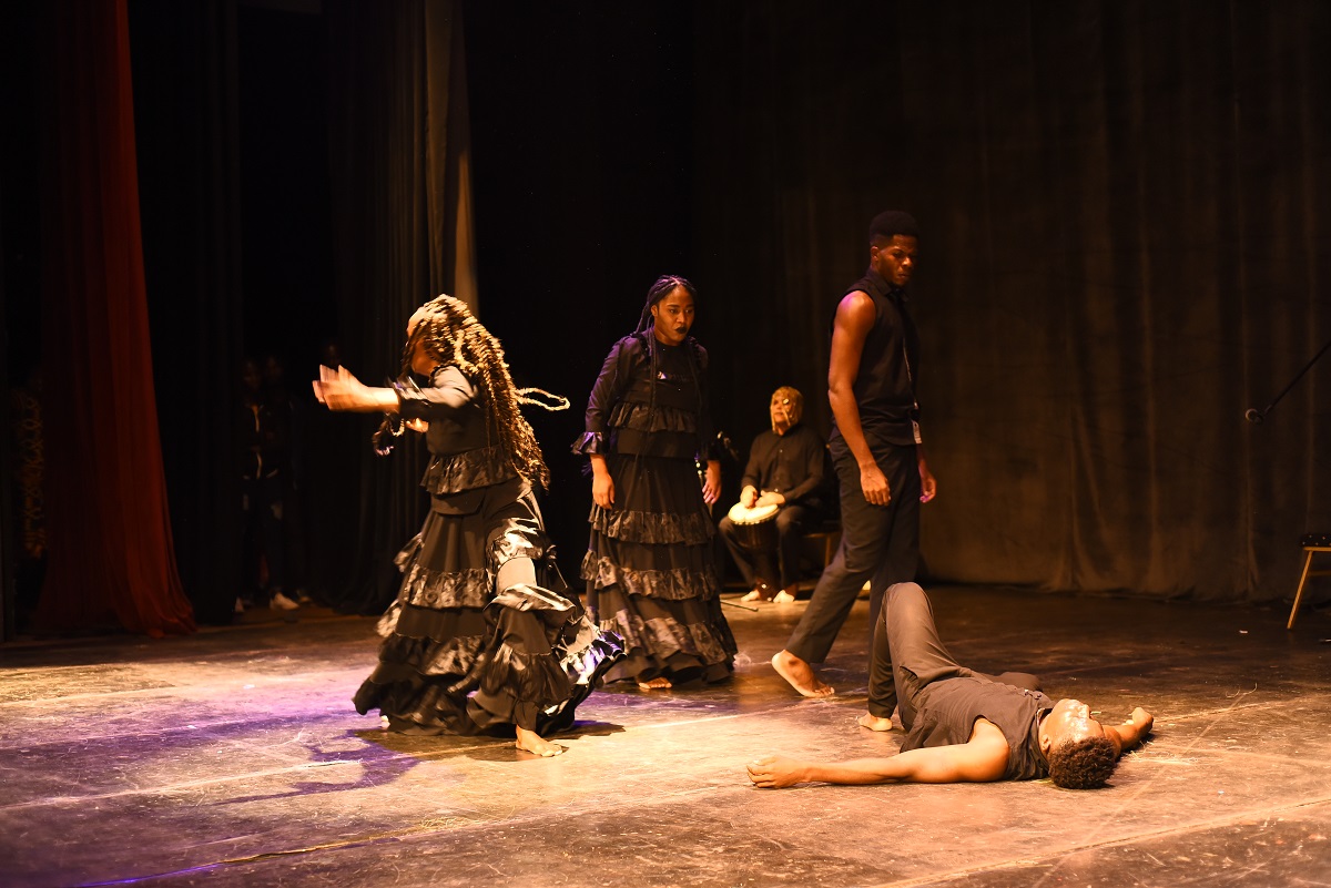 Emotiva Sankofa Danzafro en el Teatro Nacional de Kenia