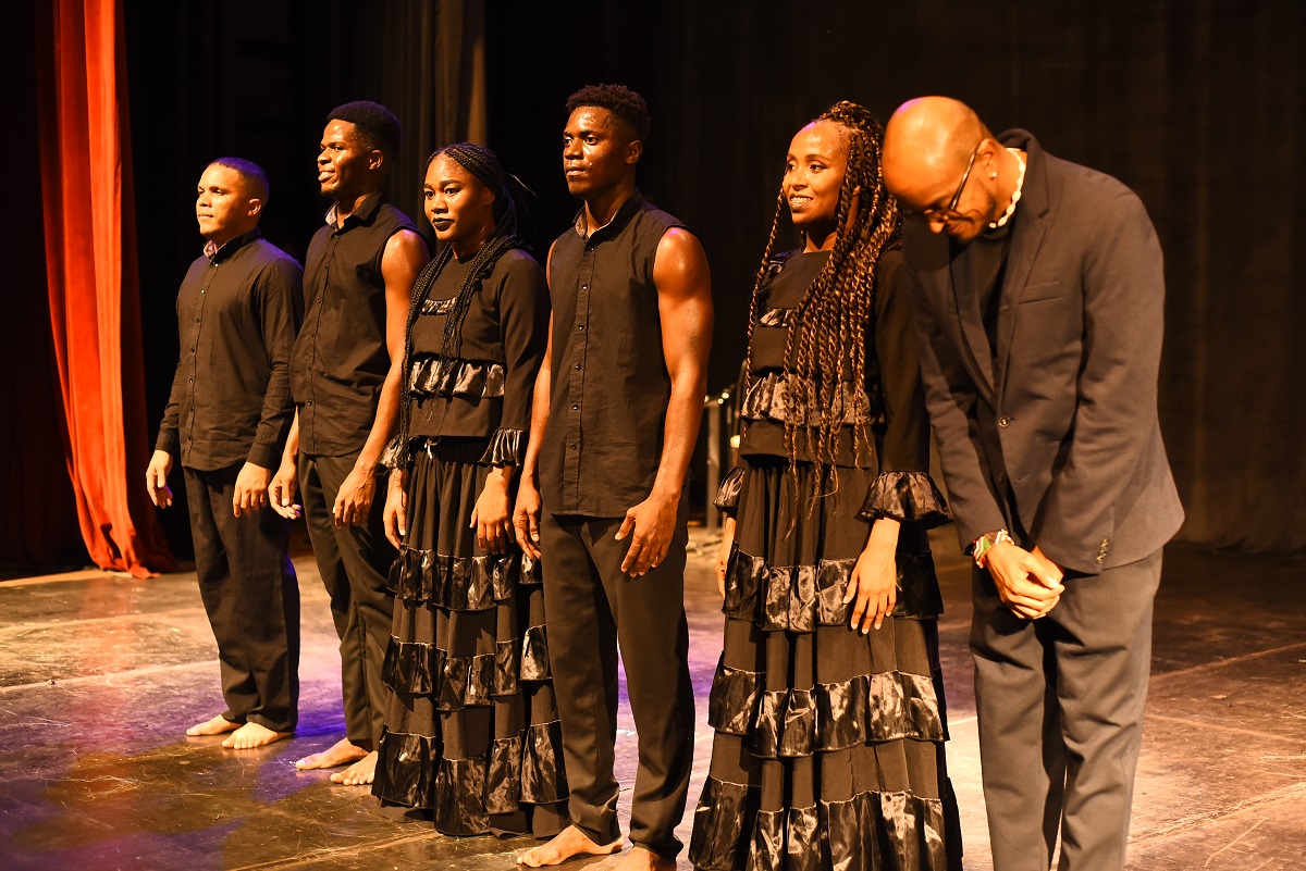 Emotiva Sankofa Danzafro en el Teatro Nacional de Kenia