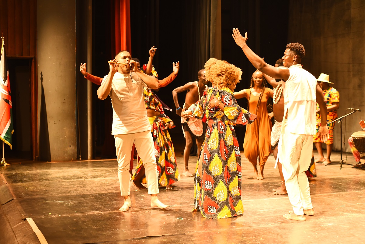 Emotiva Sankofa Danzafro en el Teatro Nacional de Kenia