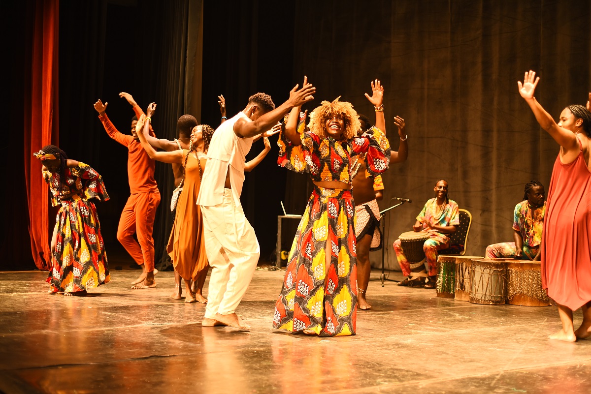 Emotiva Sankofa Danzafro en el Teatro Nacional de Kenia