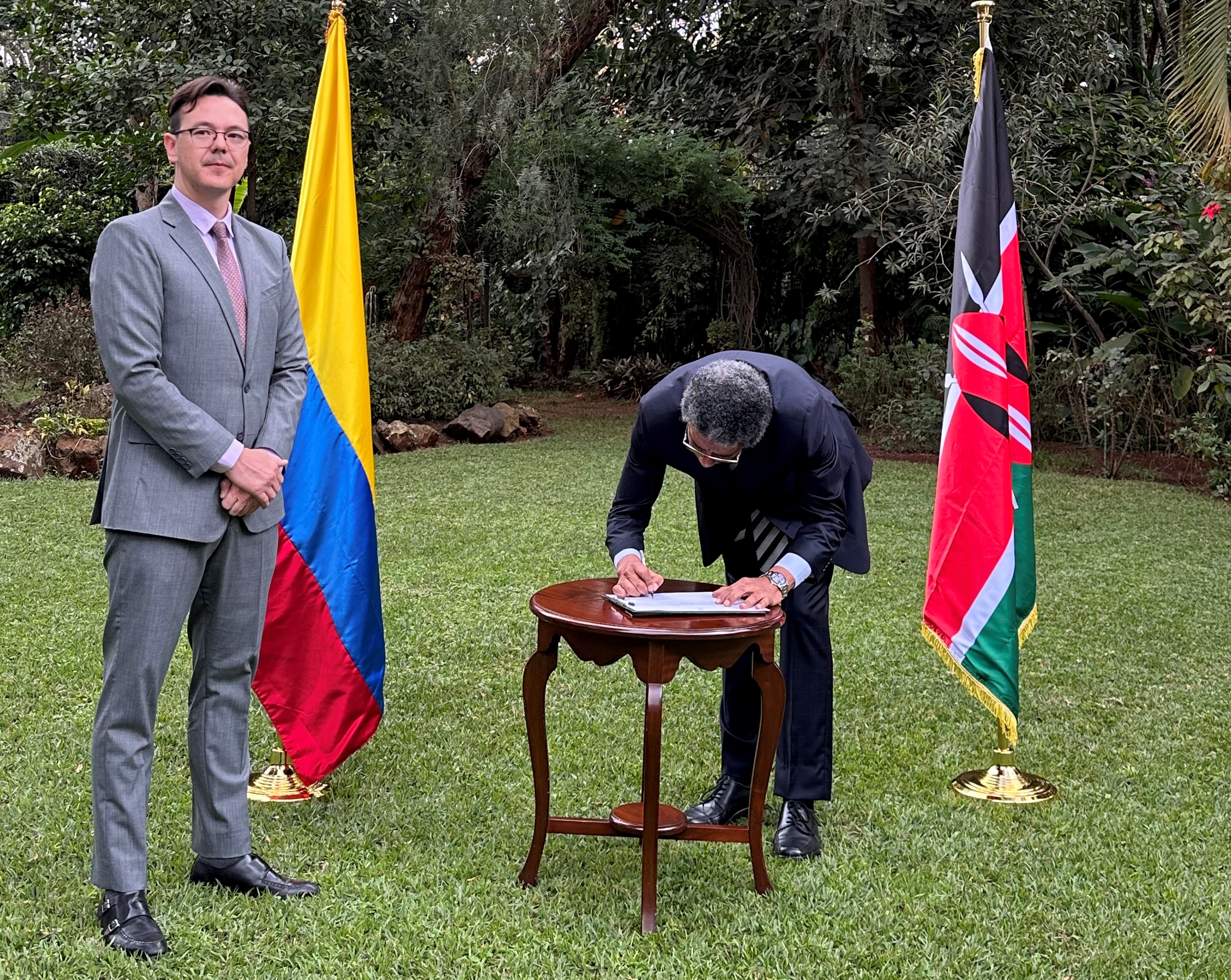 Nuevo embajador designado de Colombia ante el Gobierno de la República de Kenia, Pedro León Cortés Ruíz, toma posesión de su cargo en Nairobi