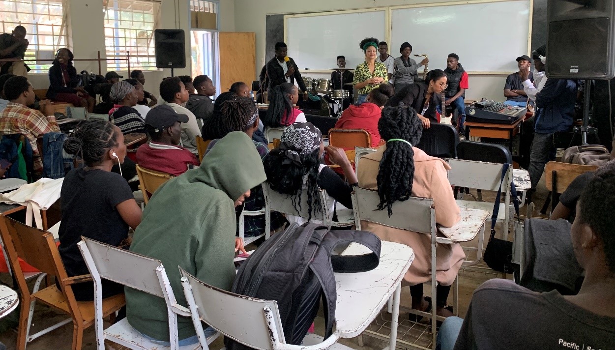 En la foto: Estudiantes de la Universidad Kenyatta, la banda KU y Concha Bernal en el taller de música colombiana. Cortesía de la Embajada de Colombia en Kenia.