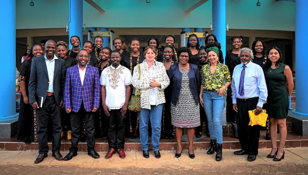 En la foto: Sr. Isiah Oyugi, Director cultural de la Universidad Kenyatta, Sr. Duncan Wambugu, Director de Música de la Universidad Kenyatta, Embajadora Monica de Greiff, Dra. Wanjohi Waceke, Vicerrectora de la Universidad Kenyatta, Concha Bernal y Katherine Carmona, agregada cultural de la Embajada. Cortesía de la Embajada de Colombia en Kenia.