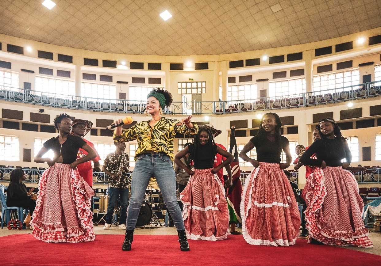 En la foto: Bailarines de la Universidad Kenyatta de Nariobi y Concha Bernal. Cortesía de la Embajada de Colombia en Kenia.