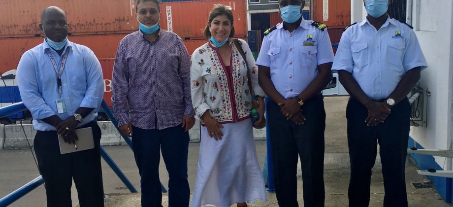 El Presidente de la Cámara de Comercio de Mombasa, Mustafa Ramadan y Claudia Milena Vaca , de la Embajada de Colombia en Kenia, con funcionarios aduaneros de Uganda y Kenia en el puerto de contenedores de  Mombasa