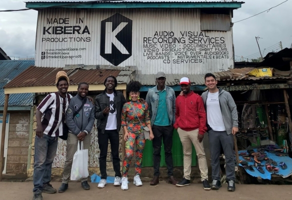 En la foto: Los productores del estudio musical “Made in Kibera Productions”, el cantante Keniano Phlexible, la cantante Concha Bernal y el Sr. Alejandro Montero, de la Embajada de Chile en Kenia, quien nos colaboro con la conexión en Kibera. Cortesía de la Embajada de Colombia en Kenia.