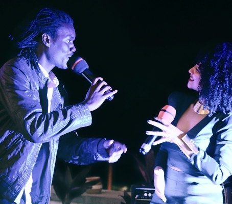 En la foto: El cantante Keniano Phlexible y la cantante Concha Bernal en el concierto en vivo. Cortesía de la Embajada de Colombia en Kenia.