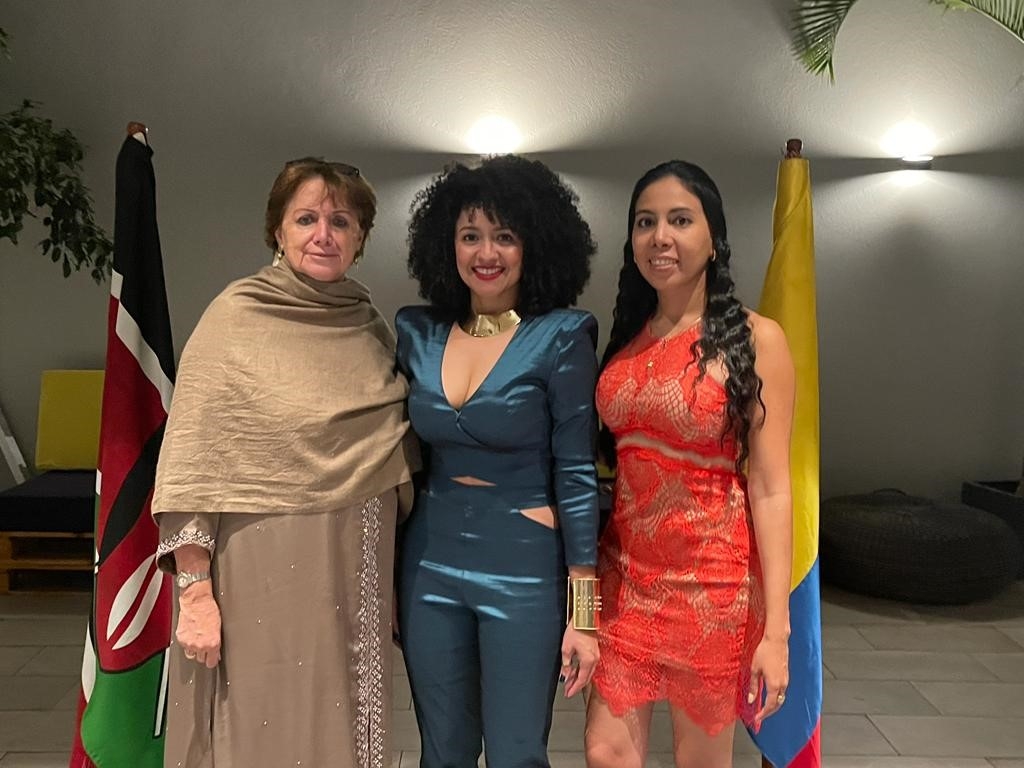 En la foto: Sra. Monica de Greiff, Embajadora de Colombia en Kenia, la cantante Concha Bernal y Katherine Carmona, agregada cultural de la Embajada. Cortesía de la Embajada de Colombia en Kenia. 