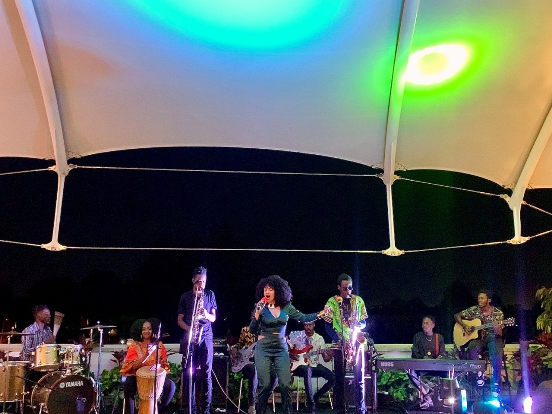 En la foto: La banda KU de la Universidad Kenyatta de Nariobi y la cantante Concha Bernal en el concierto en vivo. Cortesía de la Embajada de Colombia en Kenia.