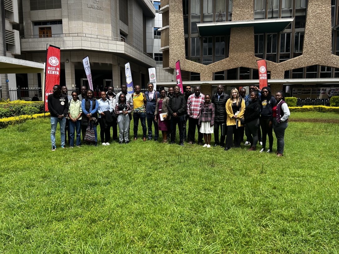 Funcionarios de la embajada con estudiantes de la facultad de Artes y Ciencias Sociales de la Universidad de Nairobi.